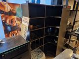 une cuisine avec un évier et un réfrigérateur