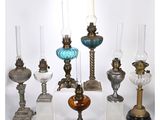 une grande variété de lampes en verre et en métal sont exposées