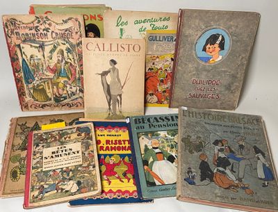 Plusieurs vieux livres pour enfants sont alignés sur une surface blanche
