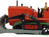 un bulldozer miniature avec un homme assis dessus