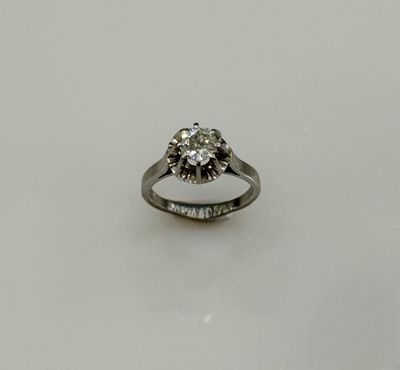 gros plan d'une bague en diamant sur une surface blanche