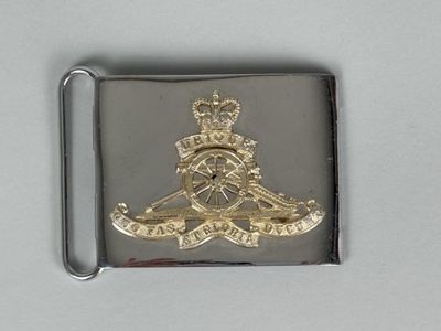 une image représentant une boucle de ceinture en argent et en or, sur laquelle figure un homme à cheval