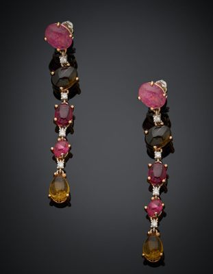 une paire de boucles d'oreilles en tourmaline rose et saphir jaune