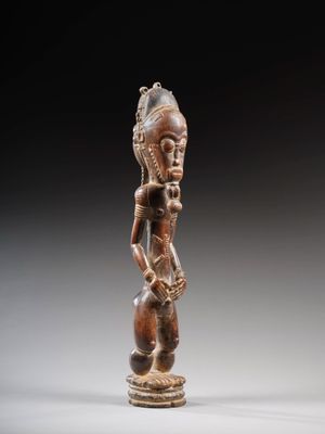 une image représentant une statue en bois d'une femme tenant un bébé dans ses bras