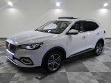 le suv blanc est garé dans le garage sur un sol en damier