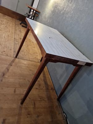 Table rectangulaire en formica et bois