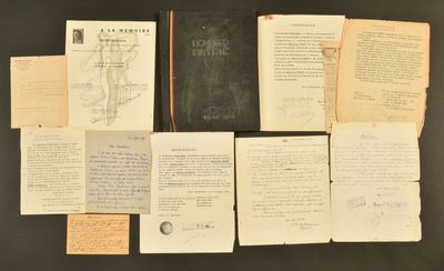 un assortiment de vieux livres et de vieux papiers posés sur une table