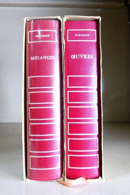 deux livres qui se trouvent dans une boîte posée sur une étagère