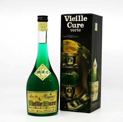 une bouteille de vin à côté d'une boîte
