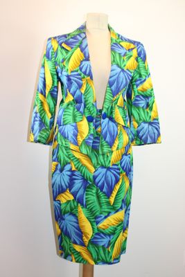 une robe à imprimé tropical bleu et jaune pour femme, présentée sur un mannequin
