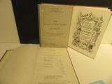 un livre ouvert posé sur une table à côté d'un livre