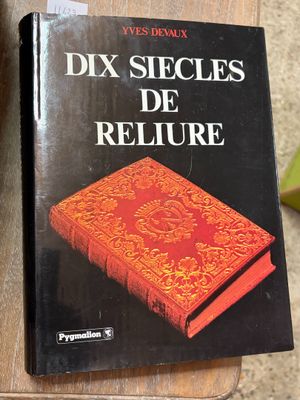 un livre posé sur une table à côté d'une banane
