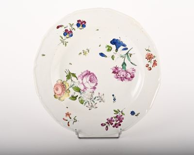 une assiette blanche avec un motif floral