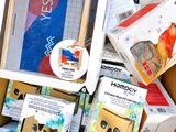 une boîte en carton remplie de boîtes en carton et une boîte en carton sur laquelle est posée une boîte en carton