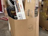 un grand carton contenant de nombreuses boîtes