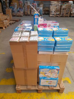 plusieurs boîtes sur une palette dans un entrepôt