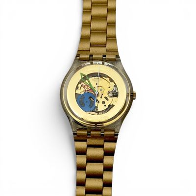 une montre-bracelet en or sur laquelle est représenté un chien