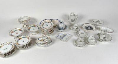 beaucoup d'assiettes, de tasses et de soucoupes sur la table