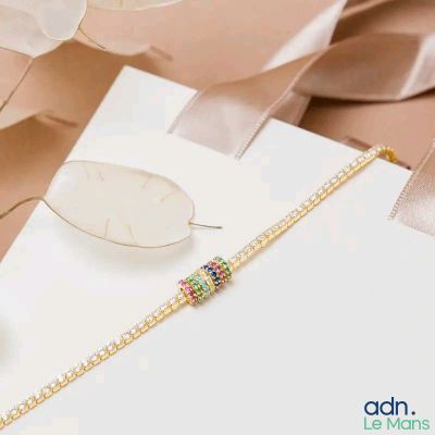 a picture of a necklace and a pair of earrings on a table