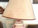 une lampe posée sur une table dans un salon