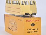 un petit bus jaune posé sur une boîte