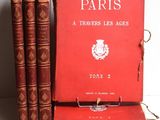 trois livres sont empilés sur une table
