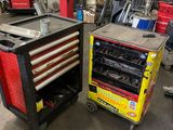 Deux outils sont posés sur un chariot dans un garage.
