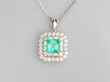 un pendentif en émeraude et diamants monté sur une chaîne