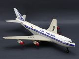 un avion jouet posé sur une table