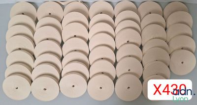 une pile de disques en bois posés sur une table