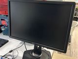 un écran d'ordinateur posé sur un bureau avec un clavier et une souris