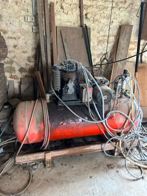 a small air compressor sitting on top of a table