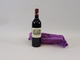 une bouteille de vin posée à côté d'un sac violet