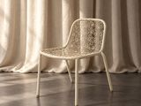 une chaise blanche posée devant un rideau