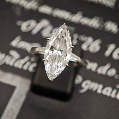 gros plan d'une bague en diamant sur une table