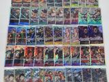 une grande collection de cartes à collectionner d'anime posée sur une table