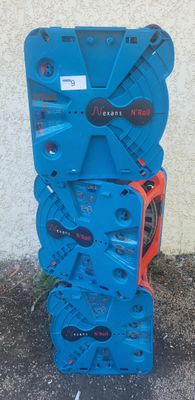 une pile de boîtes en plastique bleues et orange posées par terre