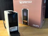 une cafetière posée à côté d'une boîte sur une table