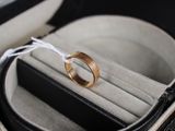 une alliance dans un écrin à bague, attachée à un cordon blanc