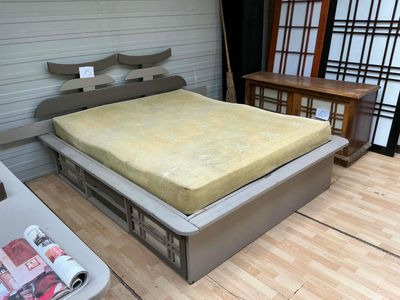 un lit sur lequel est posé un matelas dans une pièce