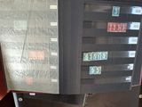 une photo d'un distributeur automatique recouvert de nombreux timbres