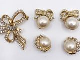 trois paires de broches en perles et diamants