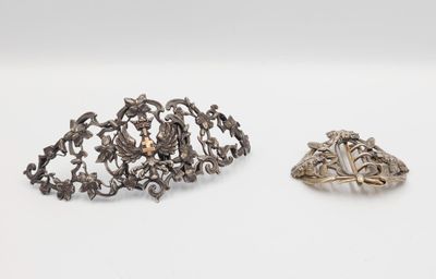 deux broches en argent et un petit broche en argent