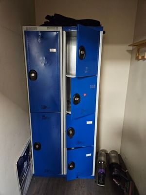 Ensemble de vestiaires comprenant : trois vestiaires deux po…