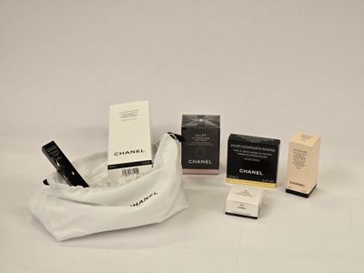 un grand nombre d'objets posés sur une table