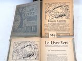 plusieurs vieux livres posés les uns sur les autres sur une table