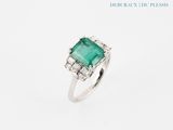 une bague en émeraude et diamant