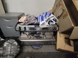 un tas de cartons et d'autres objets par terre