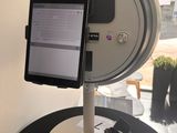 une tablette posée sur un support et équipée d'une caméra