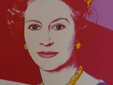 une image représentant un portrait de la reine d'Angleterre sur fond rouge